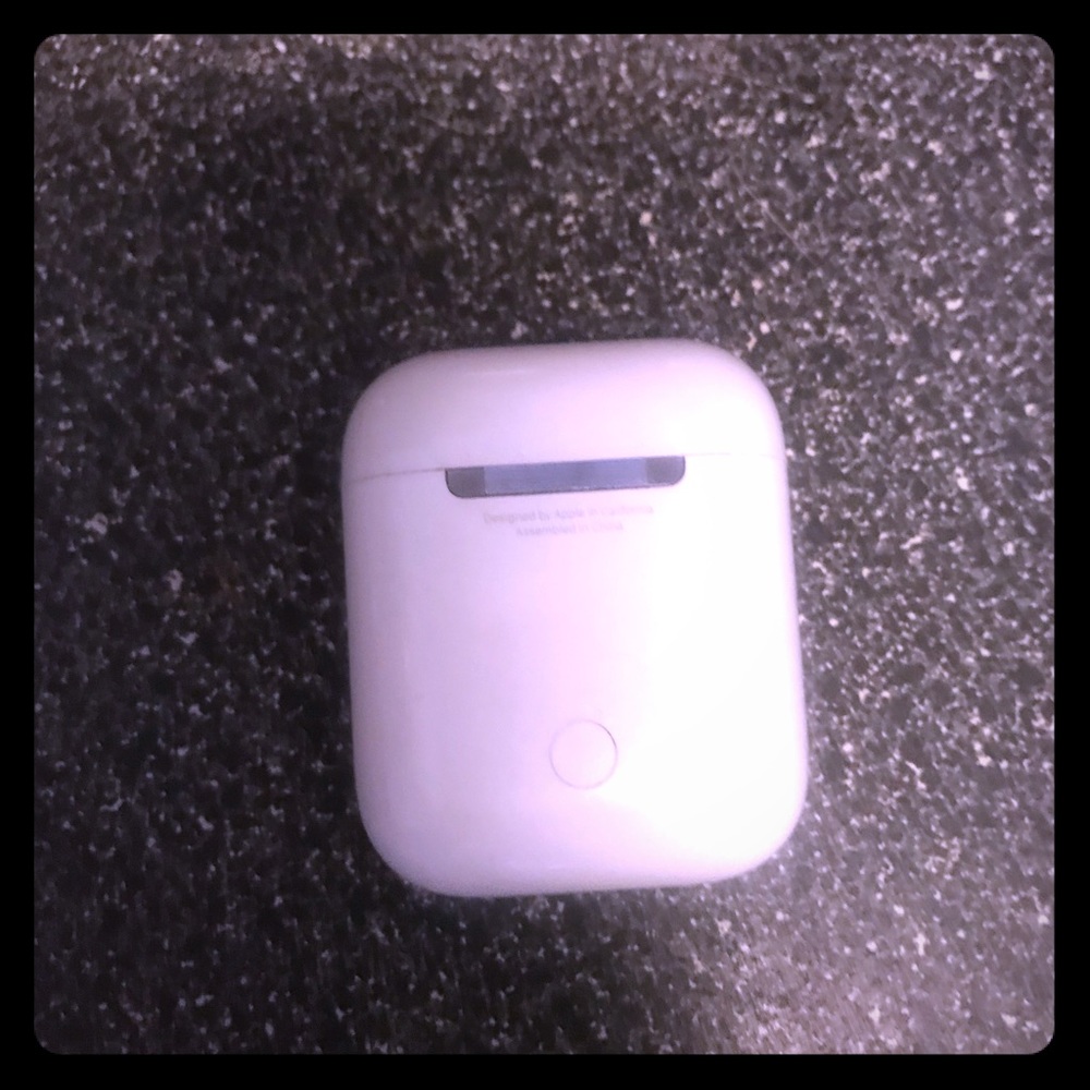 AirPod charging case (Apple)